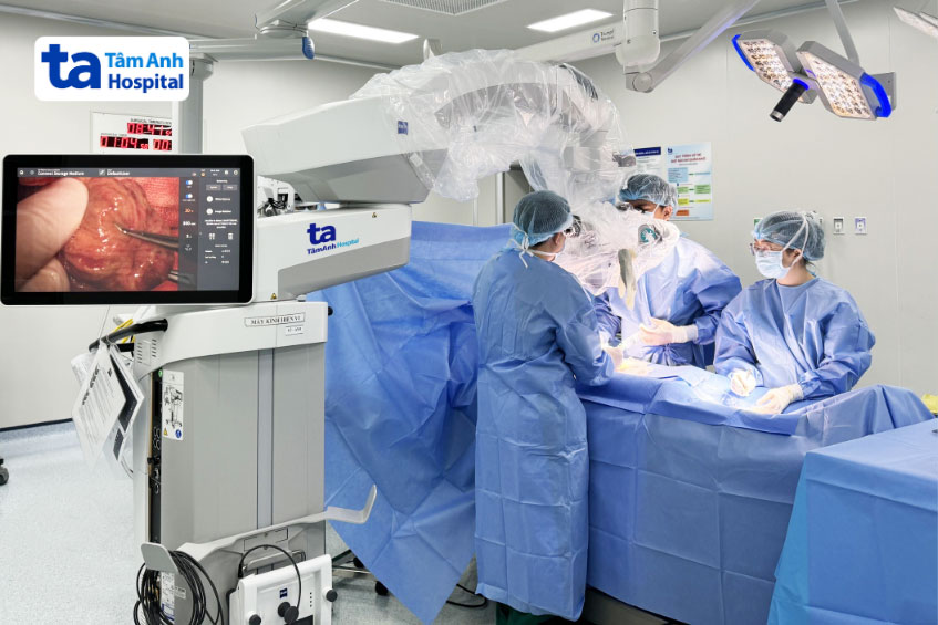 ThS.BS Dương Quang Huy cùng ê kíp thực hiện vi phẫu micro-TESE tìm tinh trùng cho nam giới vô sinh