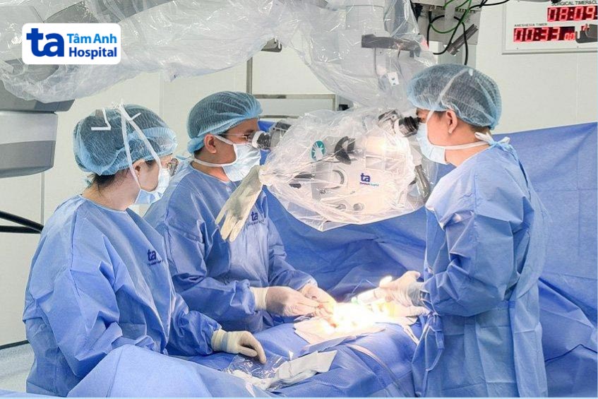 ThS.BS Dương Quang Huy cùng ê kíp tiến hành phẫu thuật micro-TESE tìm tinh trùng cho bệnh nhân