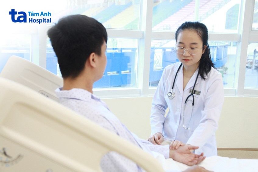 Bác sĩ khoa Khoa Nội tiết đang khám cho người bệnh