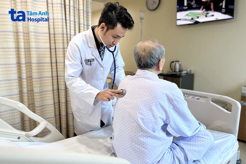 Bác sĩ Kiên khám cho bệnh nhân vào ngày thứ hai sau can thiệp