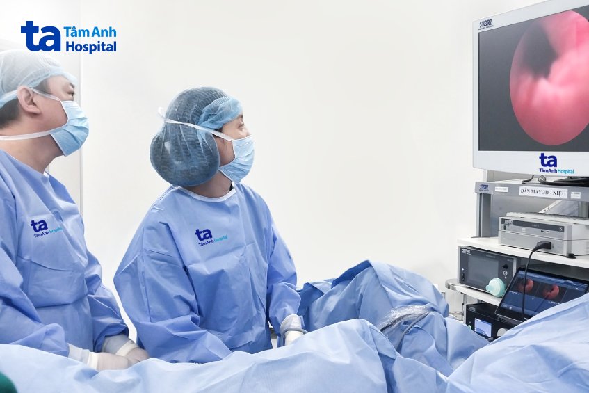 bác sĩ lê phúc liên đang thực hiện tiêm cho người bệnh