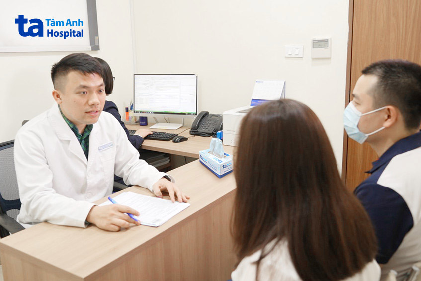 ThS.BSNT Phạm Văn Dương đang tư vấn về tâm lý cho một cặp vợ chồng hiếm muộn