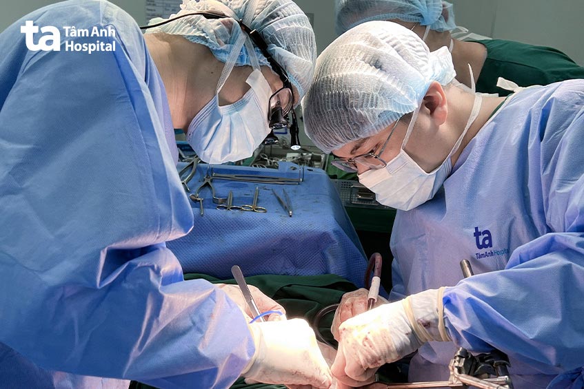 Các bác sĩ phẫu thuật nẹp vít xương sườn, làm sạch khoang màng phổi cho bệnh nhân