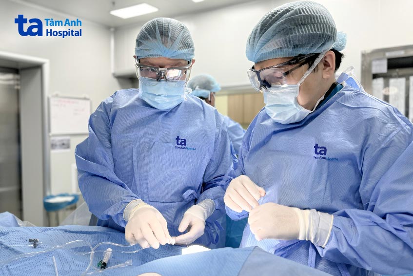Bác sĩ Phúc (bên phải) và bác sĩ Thông cùng ê kíp can thiệp cấp cứu cứu bé sơ sinh 2 giờ tuổi bị dị tật tim bẩm sinh