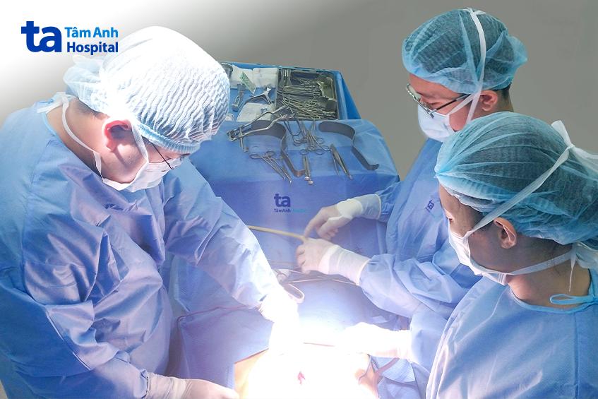 bác sĩ tiết niệu đang phẫu thuật
