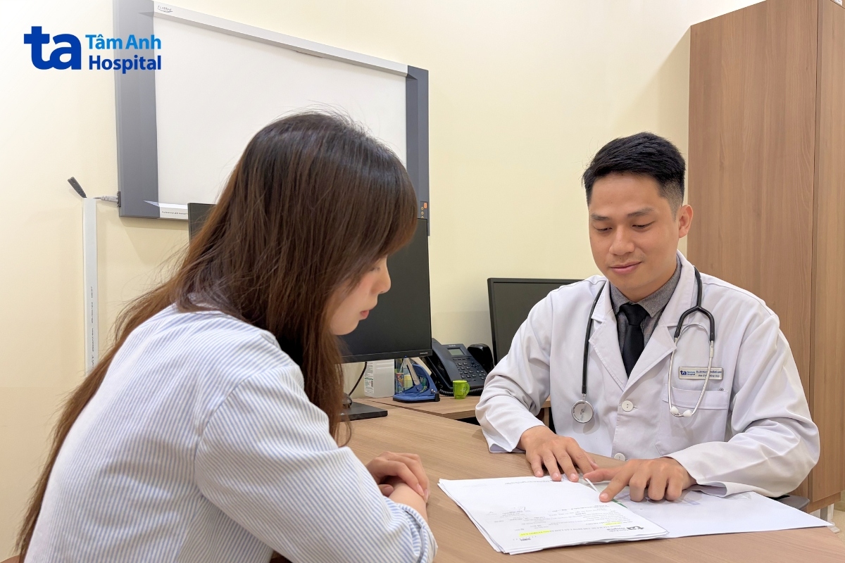 Bác sĩ tư vấn khám cho bệnh nhân