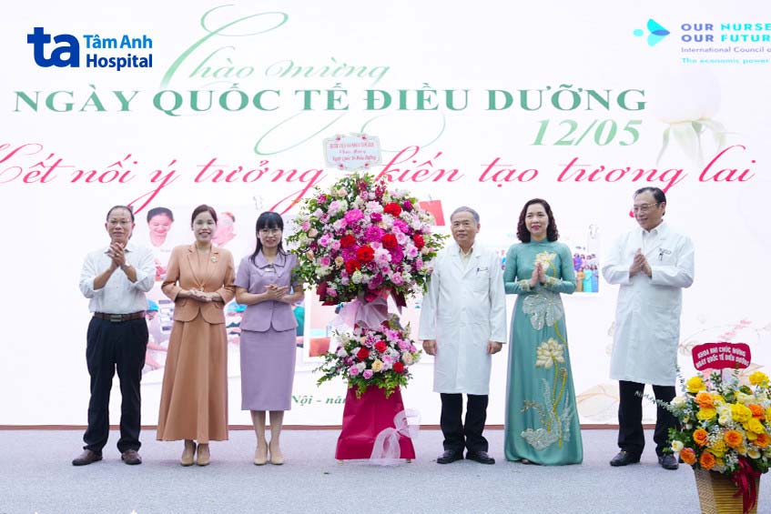 Ban lãnh đạo bệnh viện tặng hoa chúc mừng khối điều dưỡng