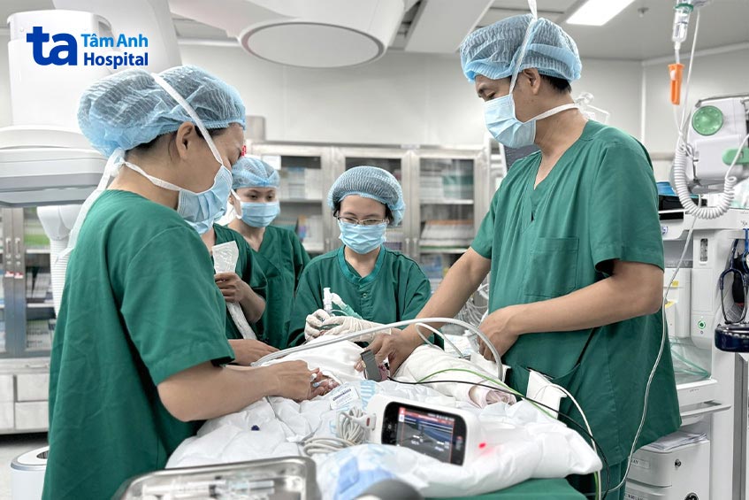 Bé gái được nong bóng mở rộng vách liên nhĩ sau hai giờ chào đời