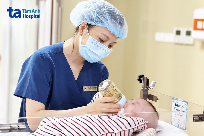 Bé trai được chăm sóc tại Trung tâm Sơ sinh