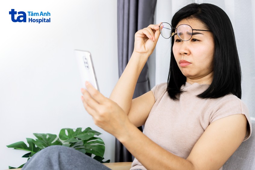 bệnh lỗ hoàng điểm gây suy giảm thị lực