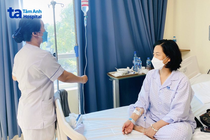 bệnh nhân đang được truyền dịch