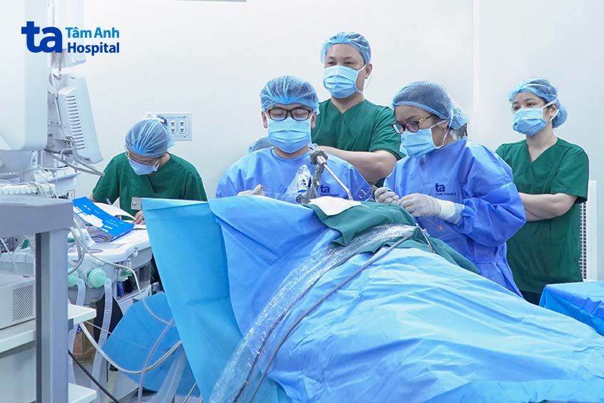 bs anh phẫu thuật cắt polyp dây thanh
