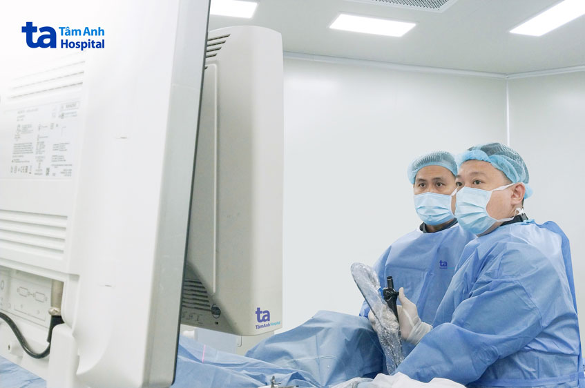 bs anh và bs duy đang tán sỏi