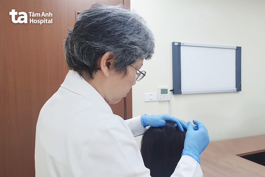 bs bích khám cho bệnh nhân bị rụng tóc