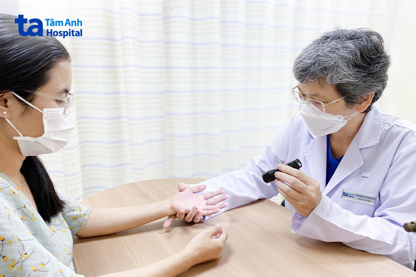 bs bích khám cho một người bệnh