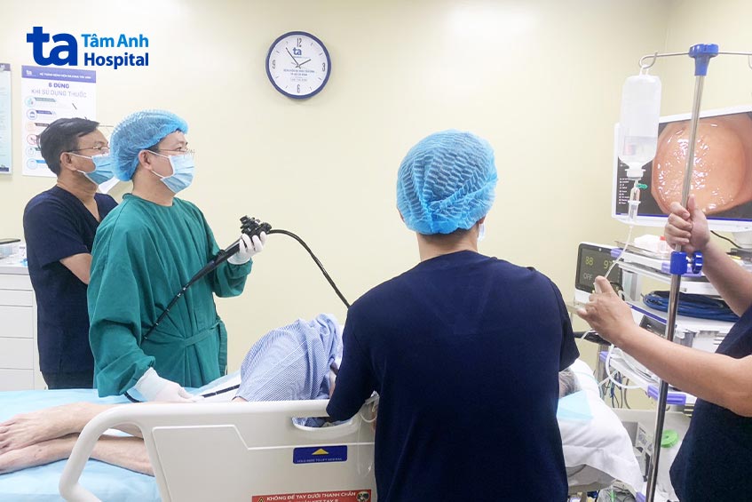 bs bình cùng ekip nội soi cho người bệnh
