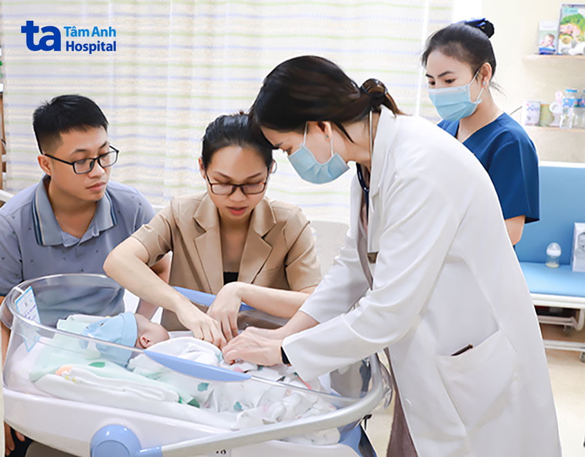 BS Cam Ngọc Phượng chăm sóc em bé