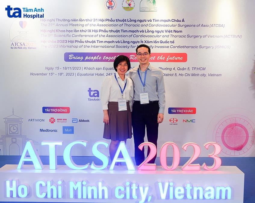 Ths.BS Nguyễn Minh Trí Viên - Cố vấn Phẫu thuật tim, Trung tâm Tim mạch, Bệnh viện Đa khoa Tâm Anh TP.HCM (bên trái) chụp hình cùng khách mời tại hội nghị