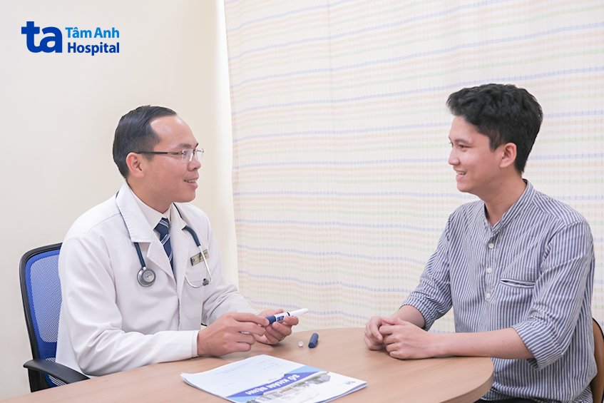BS CKI Võ Trần Nguyên Duy khám và tư vấn cho khách hàng