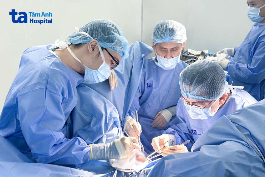 bs đạt đang tạo hình niệu đạo cho anh n