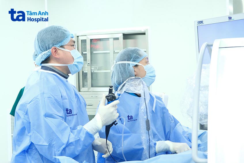 bs đạt nội soi tán sỏi ngược dòng