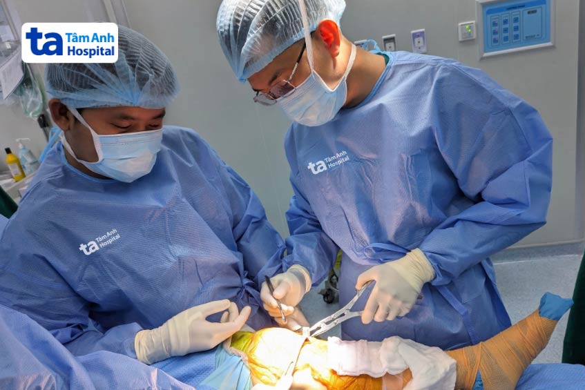 bs duy trong ca phẫu thuật khớp gối