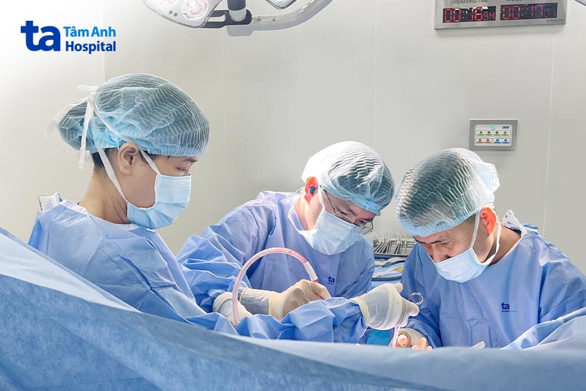 bs duy và bs đạt phẫu thuật tạo hình niệu đạo