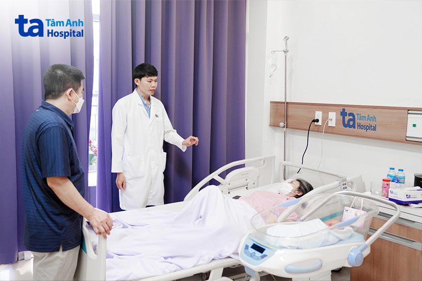 Bác sĩ Sao Hieng đánh giá tình trạng phát triển thai nhi