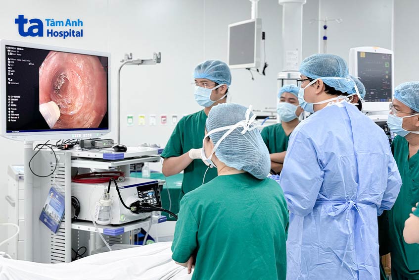 bs hùng cùng ekip trong một ca phẫu thuật