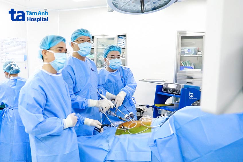 bs hùng trong 1 ca phẫu thuật nội soi