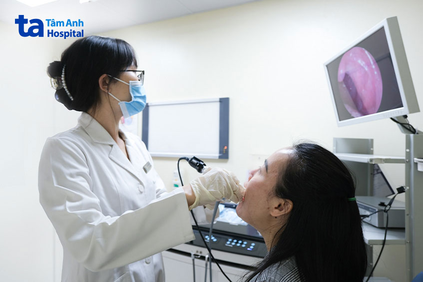 bs hương nội soi họng cho bệnh nhân