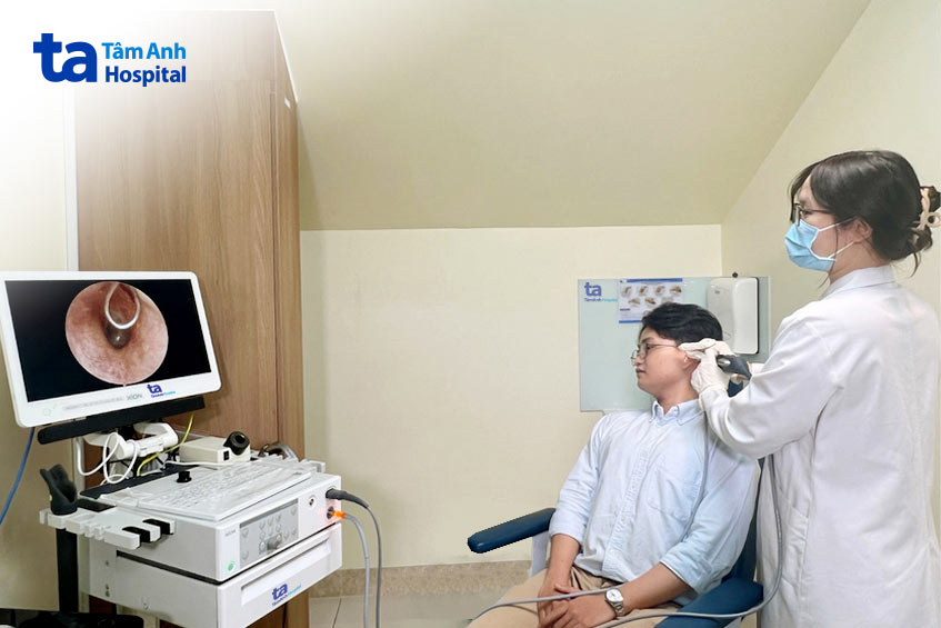 Bác sĩ Hương nội soi tai cho người bệnh