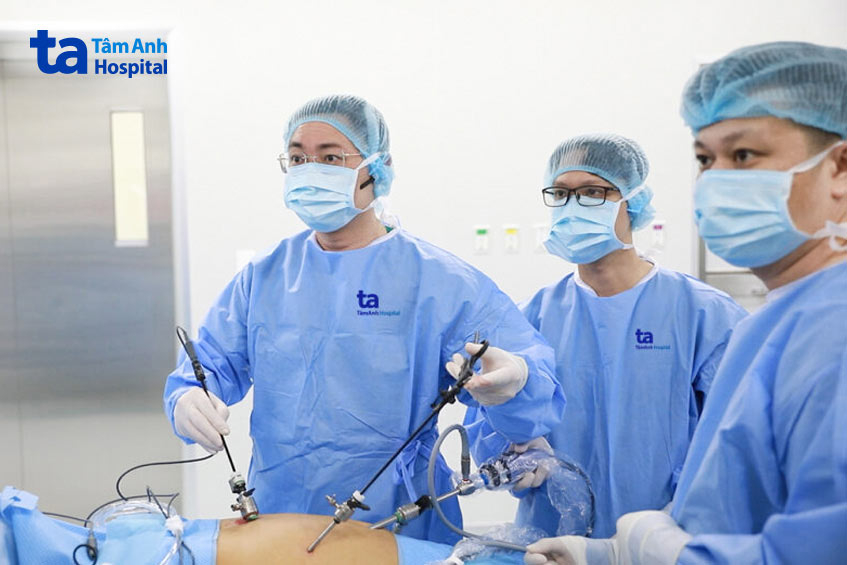 bs khánh cùng ekip thực hiện phẫu thuật nội soi