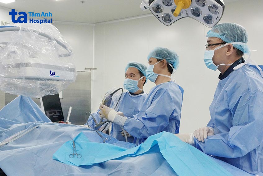 bs khoa tiết niệu tán sỏi qua da