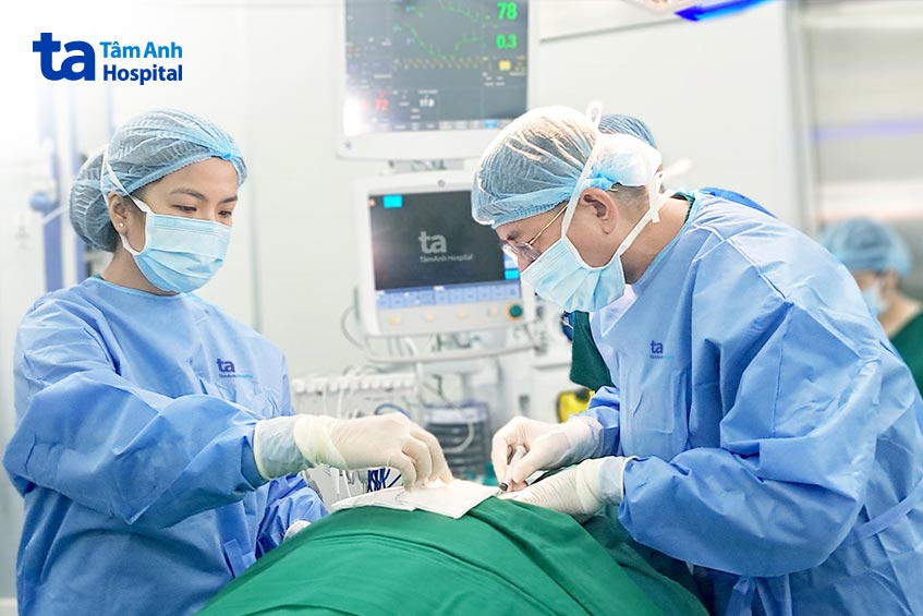 bs khương phẫu thuật đặt buồng tiêm cho bệnh nhân