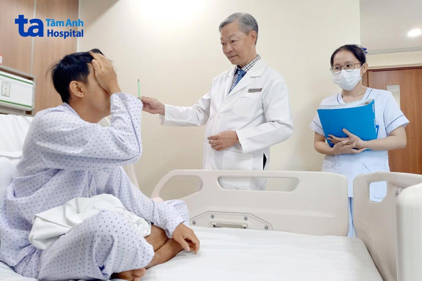 Bác sĩ Tấn Sĩ kiểm tra mức độ hồi phục thị lực của anh Hoàng