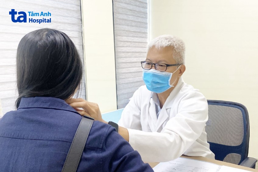 bác sĩ minh trông khám biến chứng sau phẫu thuật ung thư tuyến giáp