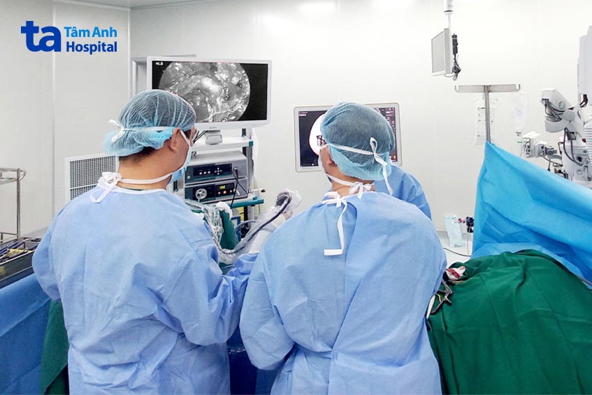 Bác sĩ mổ loại bỏ khối u tuyến yên cho anh Hoàng