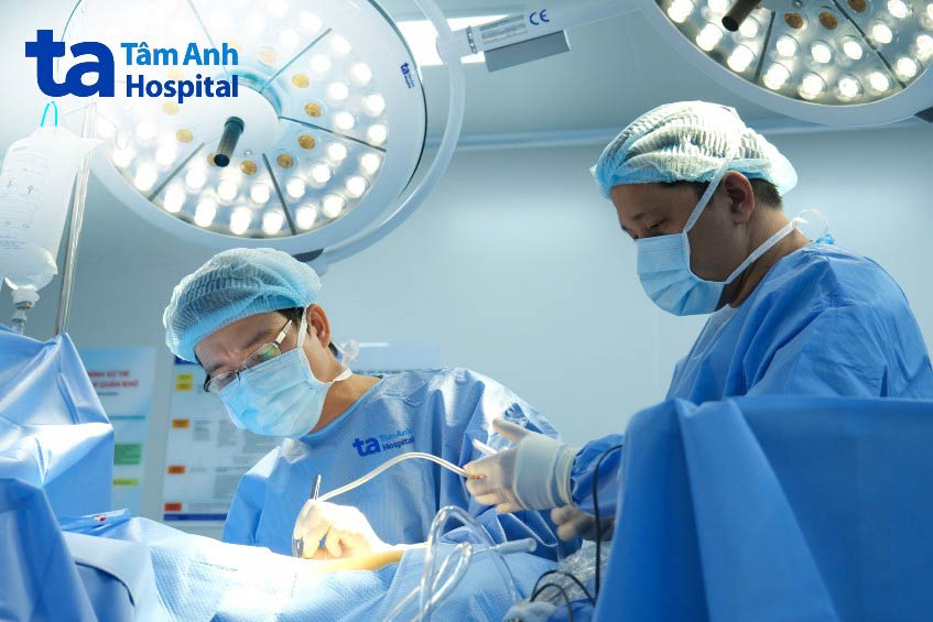 bs nam cùng ekip phẫu thuạt u tuyến thượng thận
