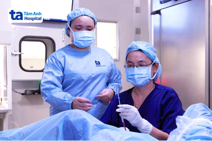 Bác sĩ Giang Huỳnh Như chuyển phôi vào lòng tử cung để bệnh nhân sớm có con