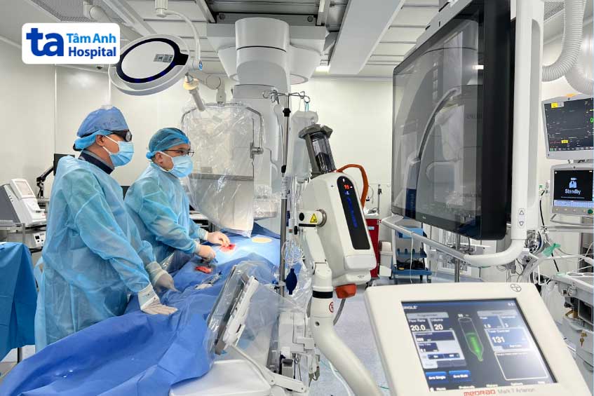 Bác sĩ thông tim can thiệp qua da cho một trường hợp bệnh tim bẩm sinh tại Bệnh viện Đa khoa Tâm Anh TP.HCM