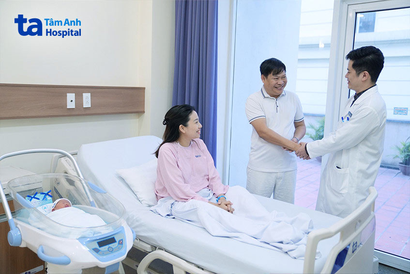 bs vinh và gia đình chị ninh trước ngày xuất viện