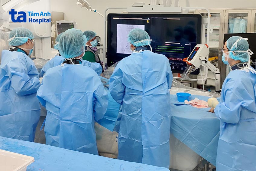 Các bác sĩ can thiệp đặt stent graft loại bỏ khối phình động mạch chủ bụng cho bệnh nhân