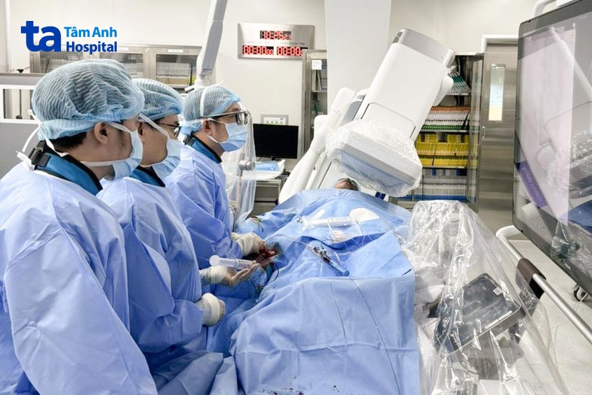 Các bác sĩ can thiệp xử lý nhánh mạch vành hẹp nghẽn nặng cho cụ ông