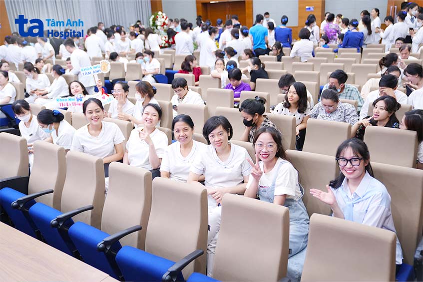 Các bác sĩ đến cổ vũ cho đội thi của khoa mình