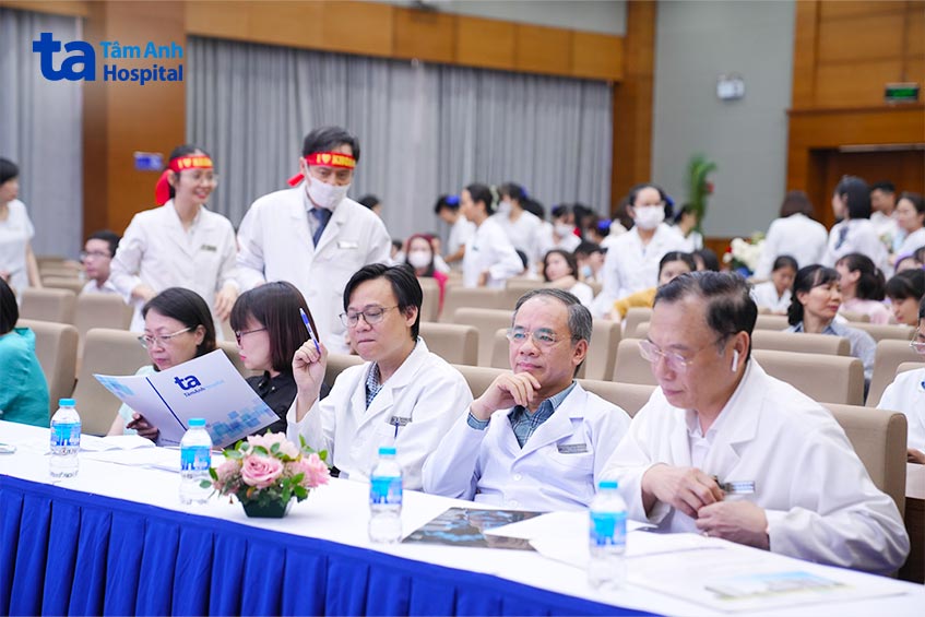 Các bác sĩ khoa kiểm soát tham gia chấm thi