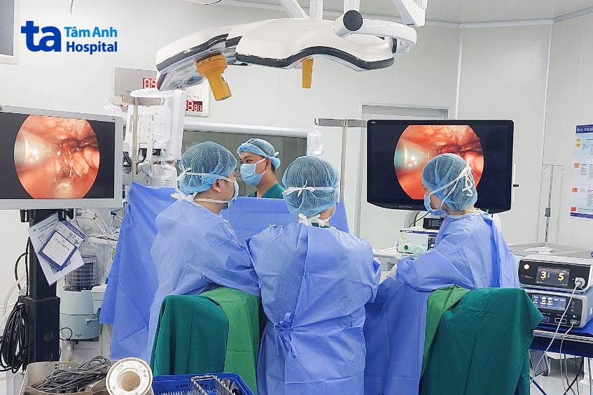 Các bác sĩ phẫu thuật nội soi loại bỏ u tuyến ức cho bệnh nhân