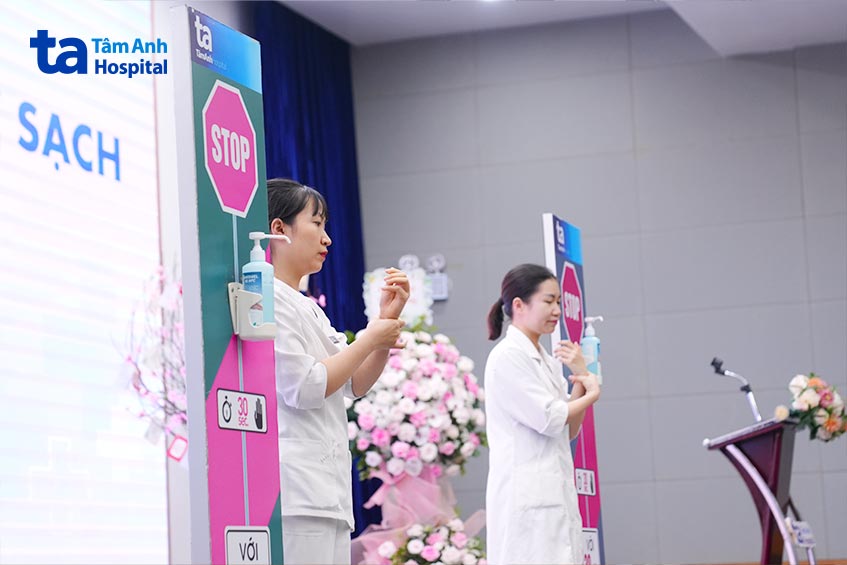 Các bác sĩ tham gia phần thi bàn tay sạch