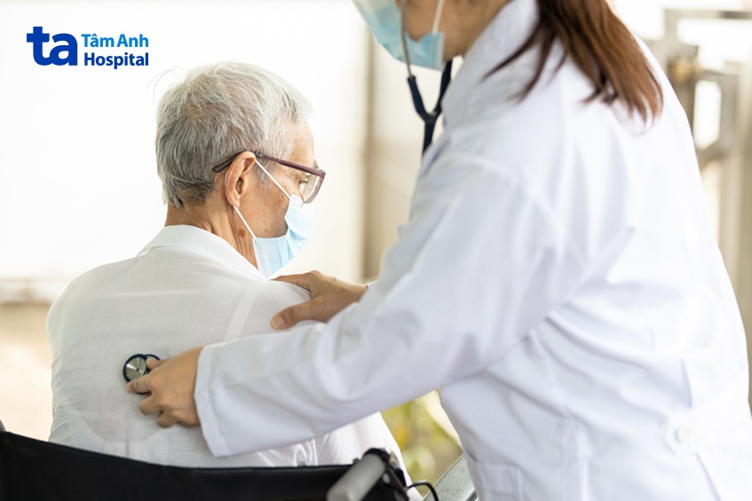 Chẩn đoán bệnh viêm phổi kẽ bao gồm thăm khám lâm sàng