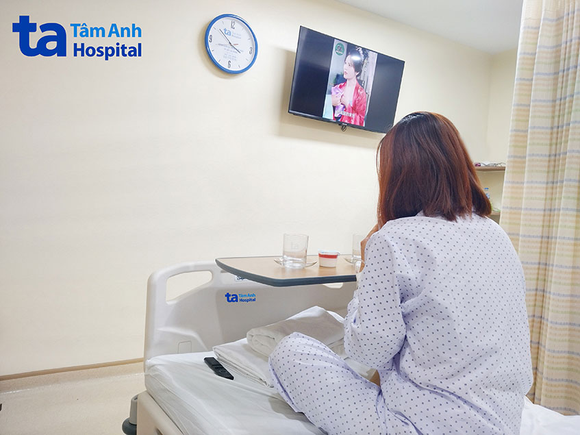 Chị D. đang ăn bữa xế tại khoa Nội tiết - Đái tháo đường, BVĐK Tâm Anh TP.HCM